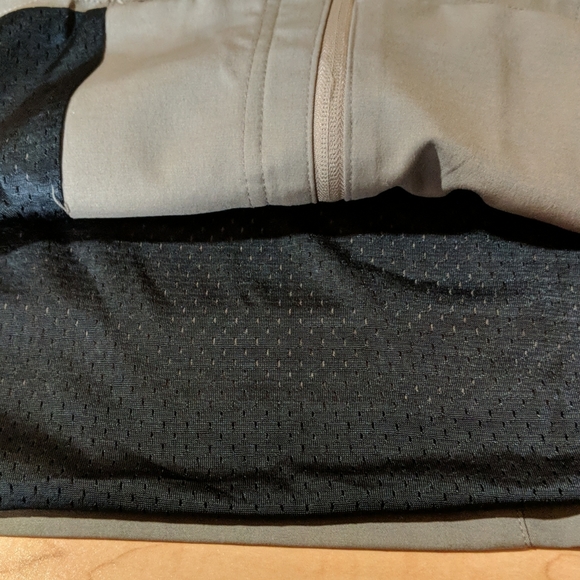 Tail taupe, hidden zipper polyester vest. Size Med - Picture 9 of 9